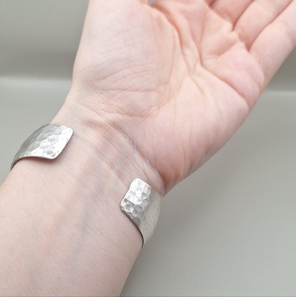 Douglas Etsitty Hammered Sterling Cuff Watch–VTG Navajo Artist Signed –6.5–6.75” - Picture 3 of 15